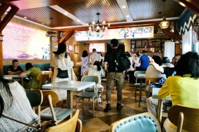 6月12日：2188元一碗天价面！杭州店主含泪晒成本：8只虾就1600元